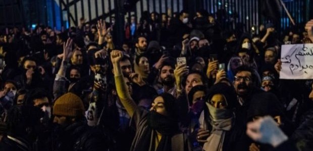 TEHERAN “IL NEMICO È QUI” di Enzo Acerenza  Scarica qui file in pdf.  Gli specialisti dell’esercito americano al grido di prima gli americani, con un atto terroristico, per usare la [&hellip;]