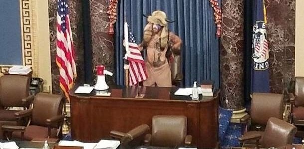 E COSA SARA’ MAI SUCCESSO? di Enzo Acerenza  Scarica qui file in pdf. &nbsp; E cosa sarà mai successo? Qualche centinaio di manifestanti invadono Capitol Hill (sede di Camera e [&hellip;]